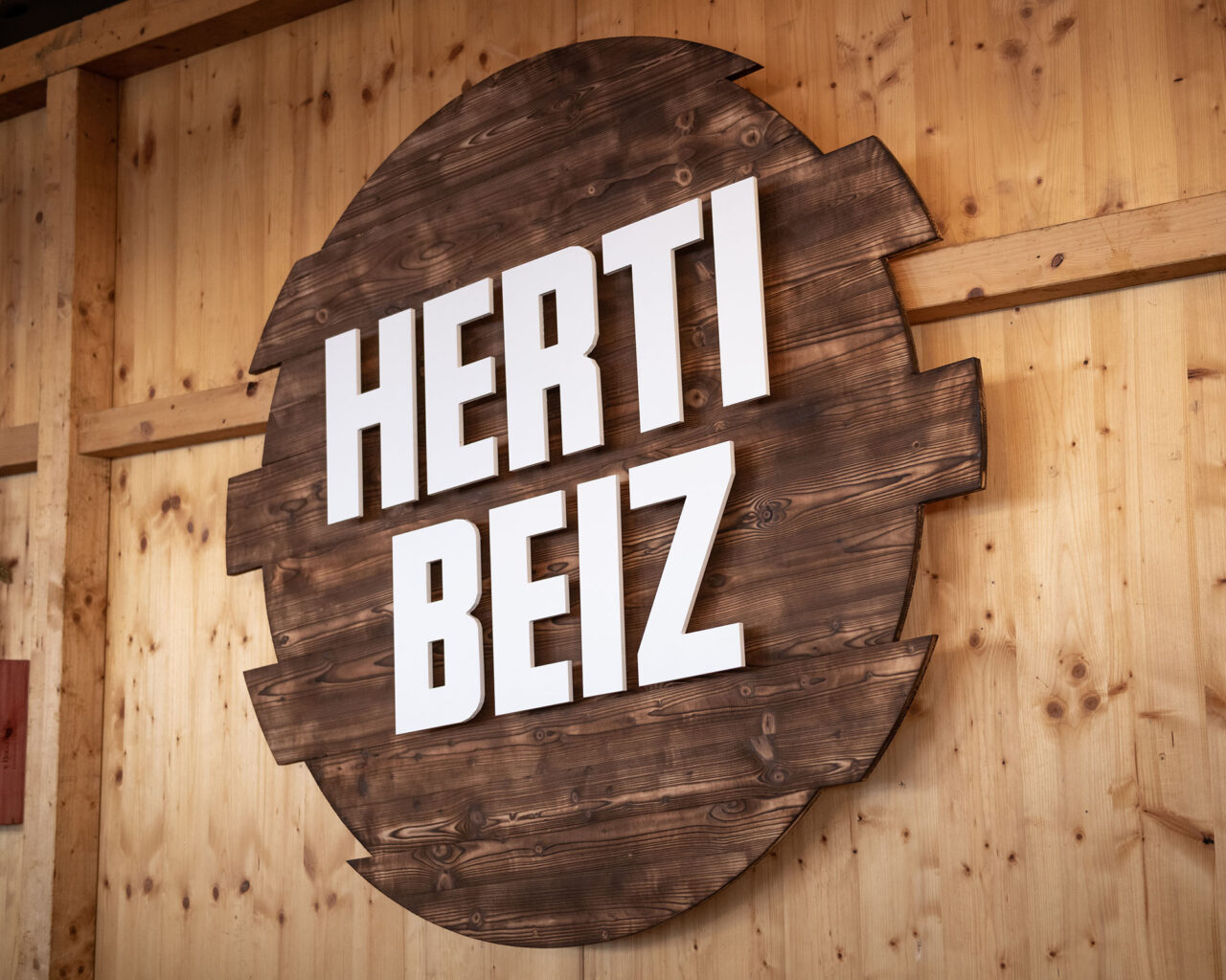 EVZ Herti Beiz Logo in Holz