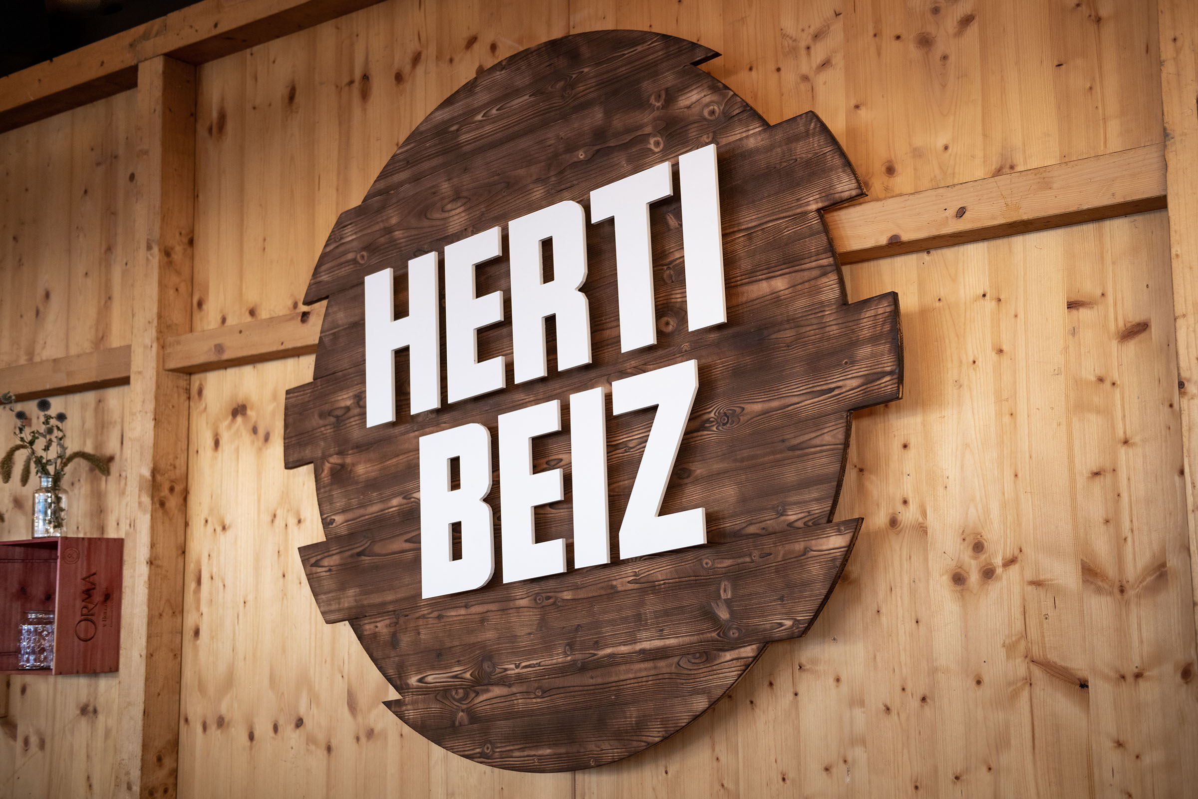 EVZ Herti Beiz Logo in Holz